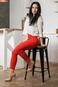 Julie from Dnipro 32 years - want to be loved. My small primary photo.