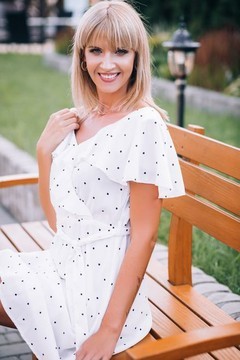 Iryna from Lutsk 37 years - romantic girl. My small primary photo.