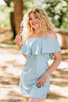 Tania from Poltava 22 years - cool photo shooting. My small primary photo.