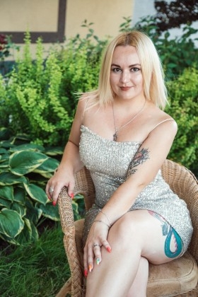 Oksana from Dnipro 29 years - introduce myself. My small primary photo.