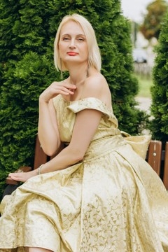 Elena from Dnipro 45 years - charm and softness. My mid primary photo.